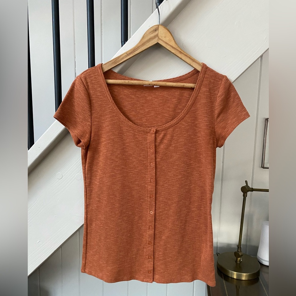 GAP women’s micro rib button down cap sleeved tee shirt - size M